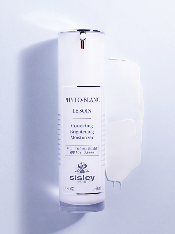 Phyto-Blanc La Lotion中蕴含了专利璀璨钻白复合物，配搭多种顶级植物萃取，帮助肌肤减少黑色素在表面堆积，净化残留在肌肤中的斑点、瑕疵以及不均肤色等状况，达到亮白、前导和保湿作用。