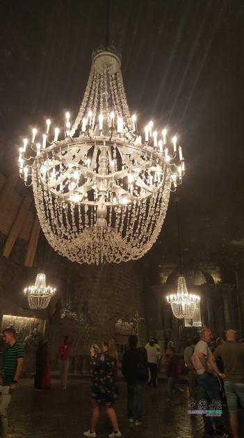七百多年的世界文化遗产克拉科夫微粒奇卡盐矿，美丽的吊灯都是一粒粒小盐砖所串成，令人惊叹。