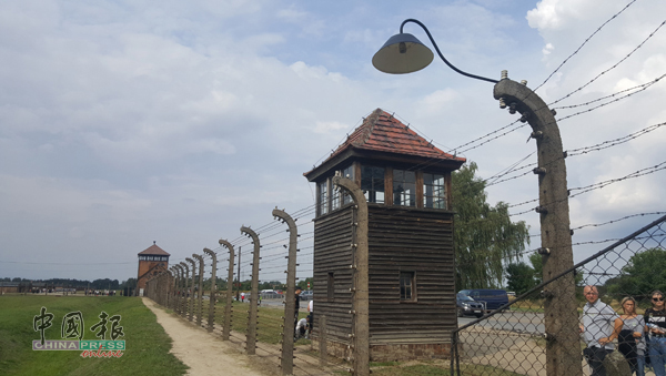 克拉科夫奥兹维辛集中营周边电网，在当年不知多少亡魂选择挂网自缢，也不屈服于无良纳粹的蹂躏。