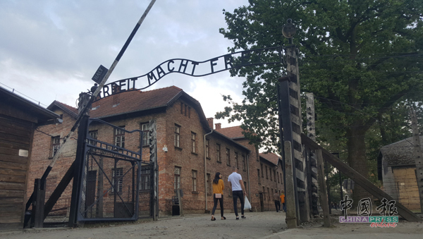 劳动换来自由，奥兹维辛集中营大门上的标语，成为史上最恐怖的谎言。当年德国纳粹将百万犹太人迁入后，几年光景，幸存者却寥寥无几。