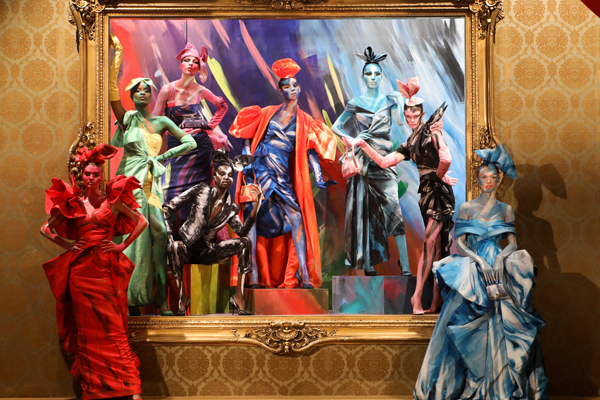 ▲除了秀中秀，《Moschino 21秋冬秀》还展现了画中画，画框里是真实的模特儿，穿着如印象派油彩般笔触的晚礼服，栩栩如生从画框里走出。