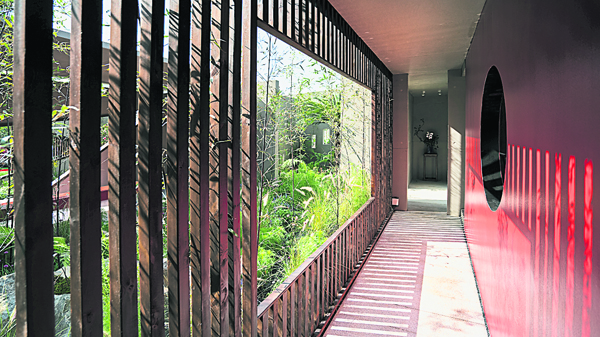 门亭回廊，对于中国传统庭院的一种全新表现形式，加入竹影置石，通过帷幔表达一种若影若现、竹影斑驳的东方含蓄之美。