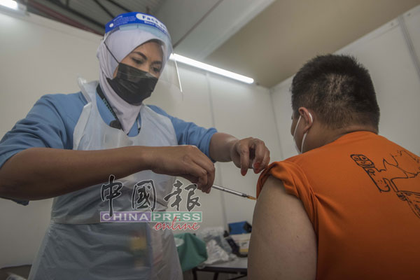 被调派往沙登新冠肺炎隔离与低风险治疗中心执勤的前线人员，陆续接种疫苗。