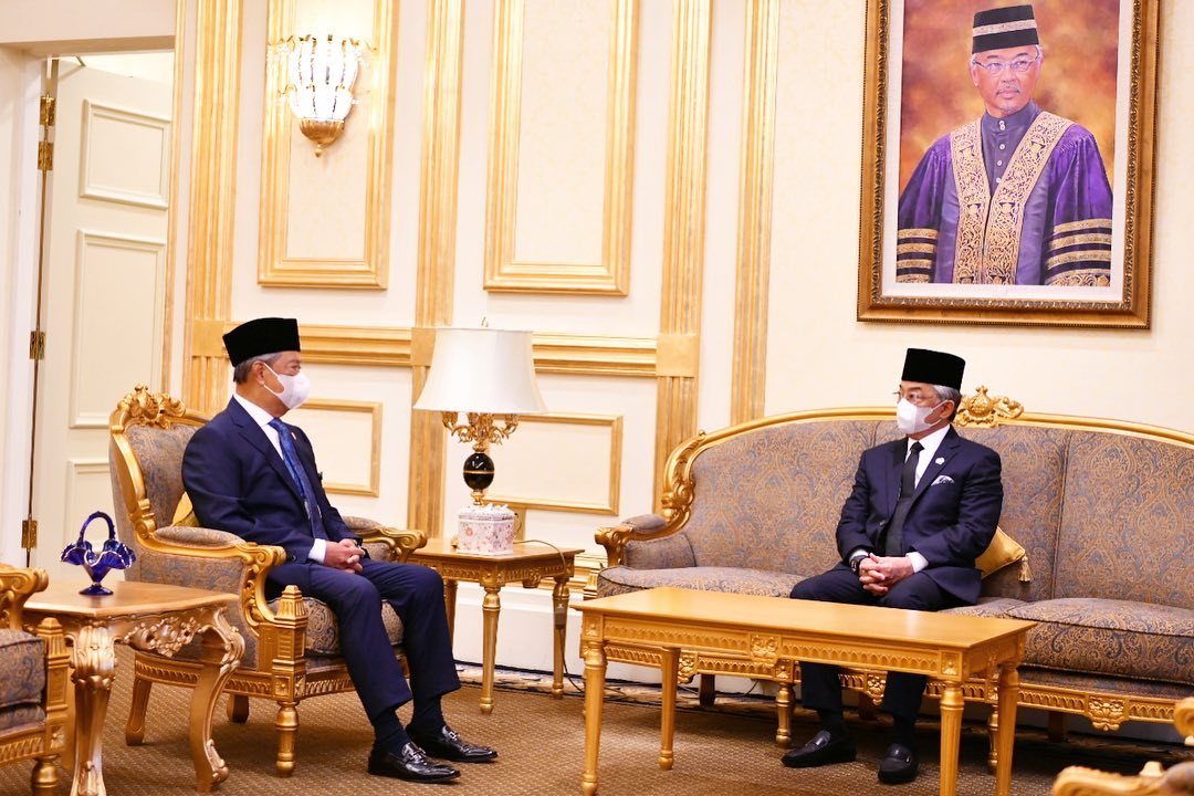 苏丹阿都拉（右）周三在国家王宫接见慕尤丁，针对政府事务交流。