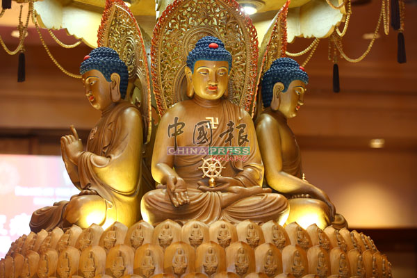 义展内除了拜访各种观音菩萨像外，也放置了佛像和关帝像。
