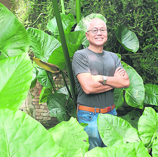 林映宗（Inch Lim） 简介：  出生自马来西亚柔佛峇株巴辖。 2019年受邀担任英国伯明翰著名BBC权威电视节目《园艺世界》（Gardener's World）的园艺赛评审，是节目开播51年来的首位亚裔评审。 曾荣获多项赛事的金牌奖，包括每年在日本举办的园艺世界杯（Gardening World Cup），分别在2011和2012年获奖；2015年的费城花展（Philadelphia Flower Show）、2016和2018年的新加坡花园节（Singapore Garden Festival）、马来西亚国际花卉节金奖。