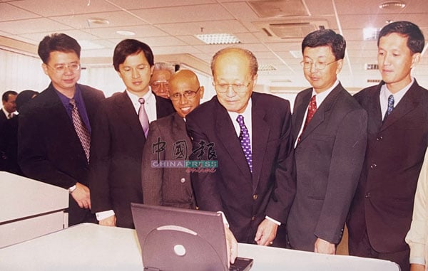 林木生（右3）在2002年，为林木生建筑集团主持新股抽签，陪同出席者有林福山（右2）及其他董事成员。