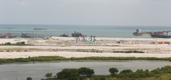 凯杰发展公司的皇京港填海准证，被指无法在限期内完成，而遭甲州政府中止合约。 　