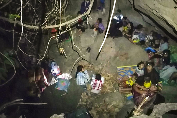 克伦邦一村落居民在森林里躲避缅甸军方空袭。（法新社）