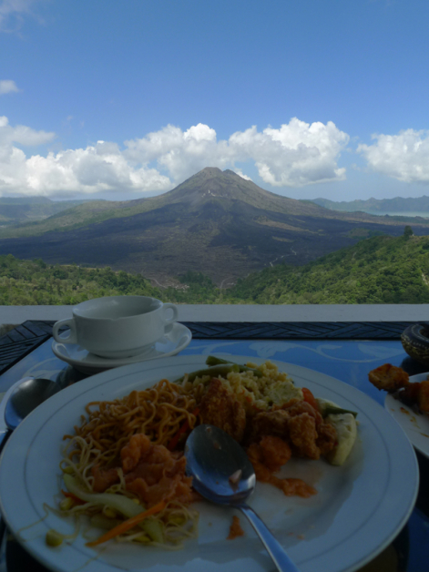 边吃印尼餐边欣赏一览无遗火山美景。