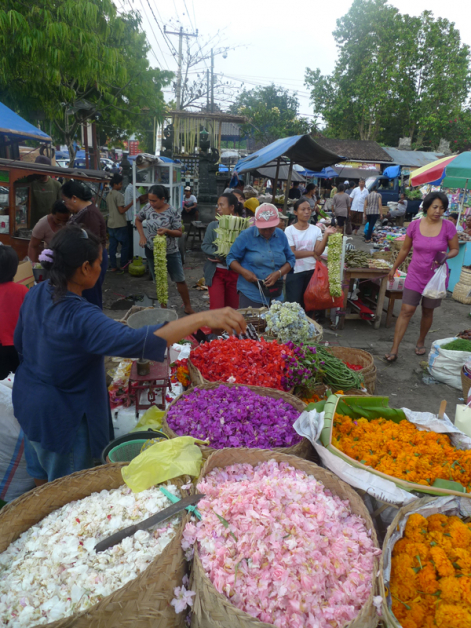 多数信奉印度教的峇厘岛民每天以彩色花瓣祭拜天神，市集花卉档口人潮络绎不绝。