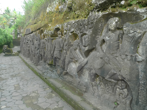 耶普鲁庙有个25米长、3米高的浮雕。