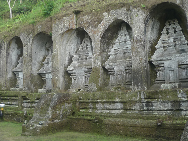 卡威山神庙有着十座宏伟的岩雕，历史价值高但游客稀少。