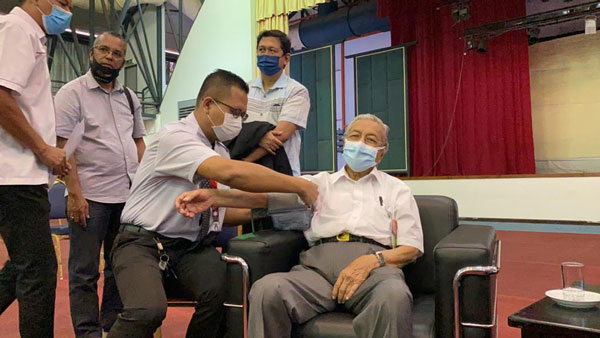 医护人员为马哈迪进行检查。