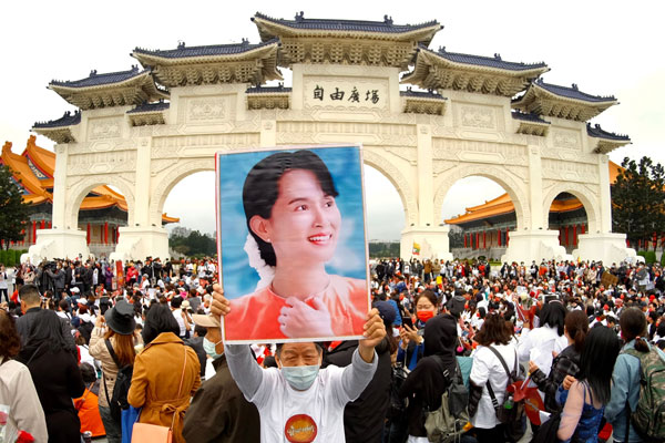 台湾台北自由广场有缅甸人周日聚集，抗议缅甸军方政变，并要求释放翁桑苏姬。（法新社）