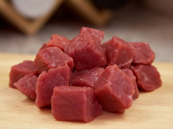 将肉品切块有助于腌渍，尤其是切薄片，能让调味料更容易被肉吸收。