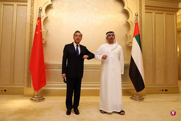 中国国务委员兼外长王毅（左）周日在阿联酋阿布扎比同阿联酋外长阿卜杜拉举行会谈。（新华社）