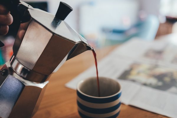 任何持续加温的方式加热咖啡都会增加咖啡的苦味，即使采用咖啡壶放在保温座保温的方式，时间久了咖啡仍然会变苦。