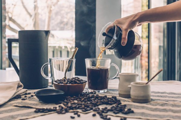 用保温杯装咖啡时，保温杯的内胆必须是能够保存咖啡不会变味道的材质，例如陶瓷或玻璃。