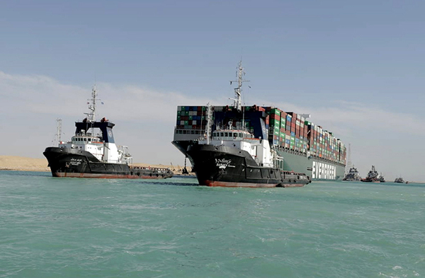 “长赐号”（右）货柜轮周一终于脱困，重新浮在苏伊士运河。（欧新社）