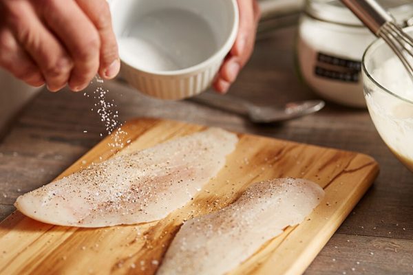 在鸡腿肉较厚实处划刀，帮助腌渍入味，煎鱼排时用刀子轻划表面、让腌料往内渗透，是一样的道理。