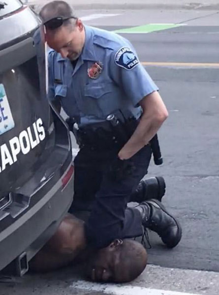 2020年5月25日，弗洛伊德遭白人警察用膝盖跪压颈部长达9分钟，窒息致死。