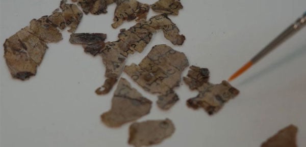 以色列考古学家在沙漠洞穴发现的新死海古卷碎片，上面写有圣经内容，约有2000年历史。