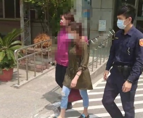 越籍冯女(中)剪下男友生殖器，被警方逮捕。