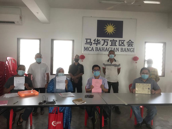 郑耀民（前排左3）希望县教育局尽快让孩子上学，前排左起是李建利、努鲁和钟伟华。 