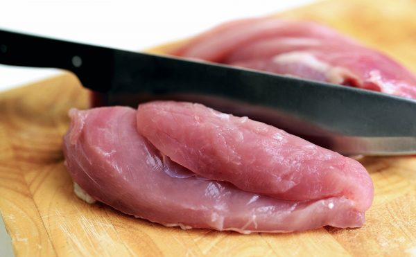 将肉品与腌料一同置于可密封的夹链袋中，将空气挤出，便能增加腌料或调味料与肉类的接触面积，再密封放入冰箱内冷藏。