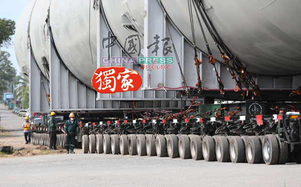 负责运输的公司使用多轮拖格罗厘，运送提炼石油使用的设施。
