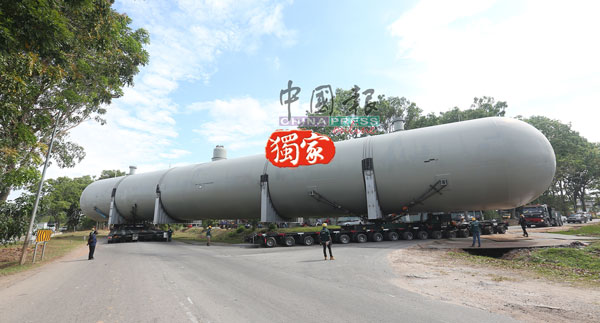 重达652公吨、长70公尺的圆柱型储存槽从武吉南眉工业区出发！