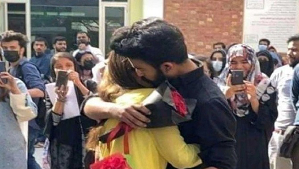 女大学生和男友拥抱。