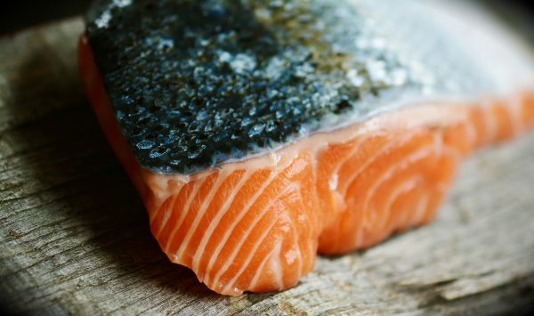 新鮮的鮭魚肉應富有彈性且色澤自然，才是購買時的挑選重點。