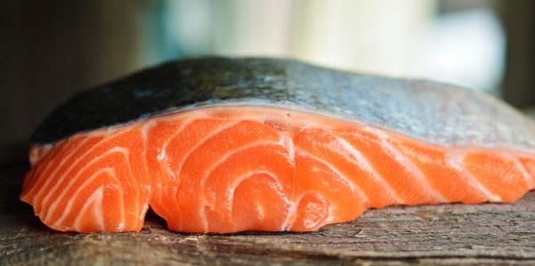 吃不完的新鲜鮭魚肉，可放入鹽水中稍微清洗，以紙巾瀝乾水份，放入保鮮袋或保鮮盒中，放入摄氏0-4度的冰箱冷藏庫中儲存即可，建议两天内吃完。