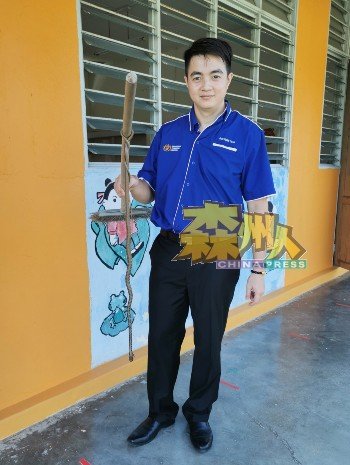 约50公分长的白花蛇闯入学校,吴端佃将蛇击杀后展示。