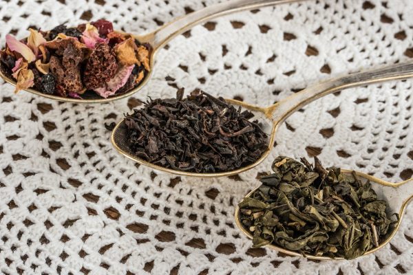 若选用散装的茶叶来煮奶茶，因茶叶会比较大片，可先用汤匙压碎，煮的时候香气就更容易释出。