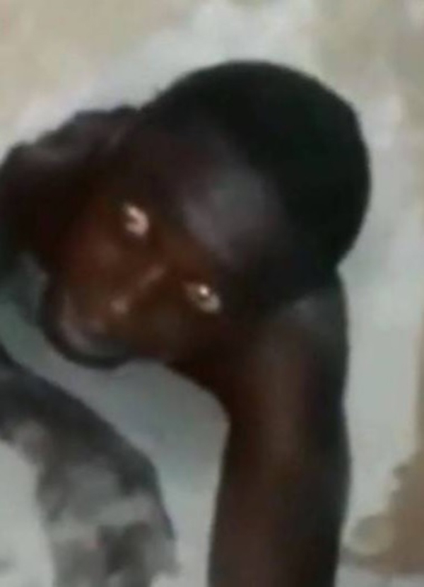 加纳一名窃贼钻洞进教堂行窃，逃离时自己卡在墙壁洞里。