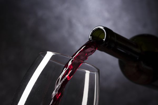 开瓶后的红酒会因接触空气而变质，这时的红酒可用来做料理，因为氧化的酒产生的异味会在加热的过程中消失，但香气却能保留。