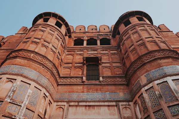 融合了印度和中亚的建筑风格，高20公尺的城墙使用了大量的红砂岩。