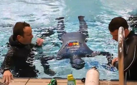 索巴特在水中闭气24分33秒，打破由他自己创造的世界纪录。