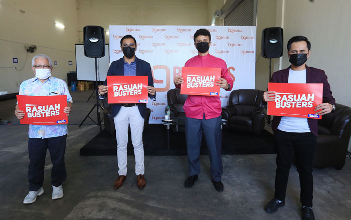 胡山慕丁（左起）、苏坦及阿纳斯手持“Rasuah Buster”纸牌，呼吁国人勇于拒绝贪污。