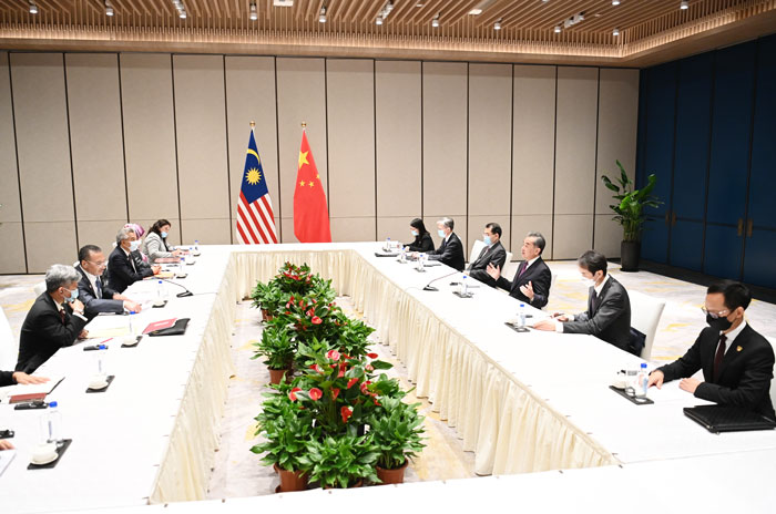 马中两国外交部长率领代表团进行会谈。