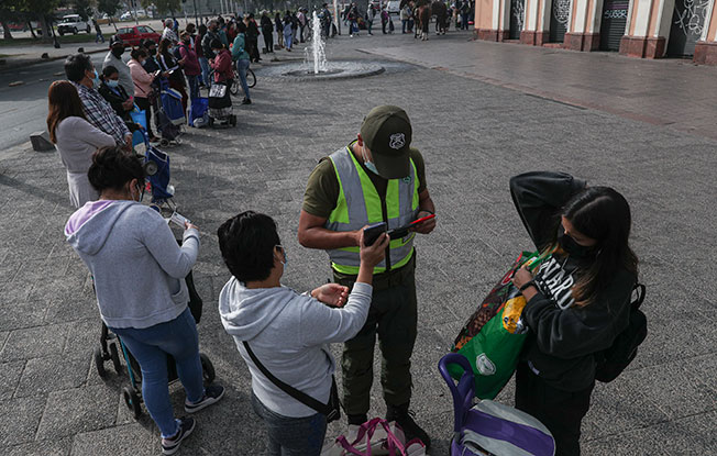 圣地亚哥中央市场有警员驻守，检查民众的通行许可。（美联社）