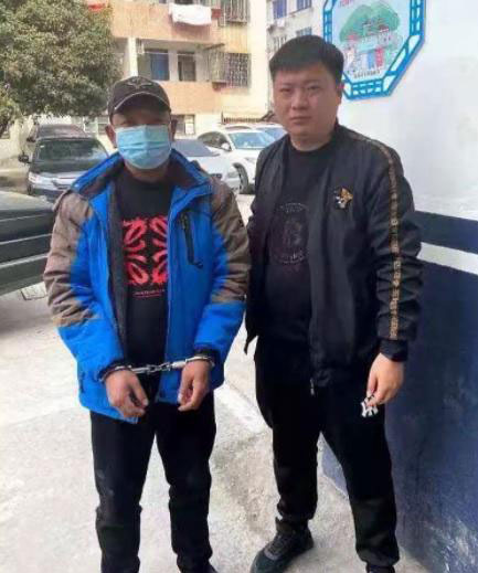 张男(左)被被查出只有初中学历。