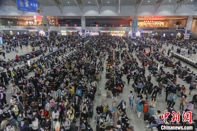 江西省南昌站迎来旅客出行高峰，大量旅客周五排队候车。（中新网）
