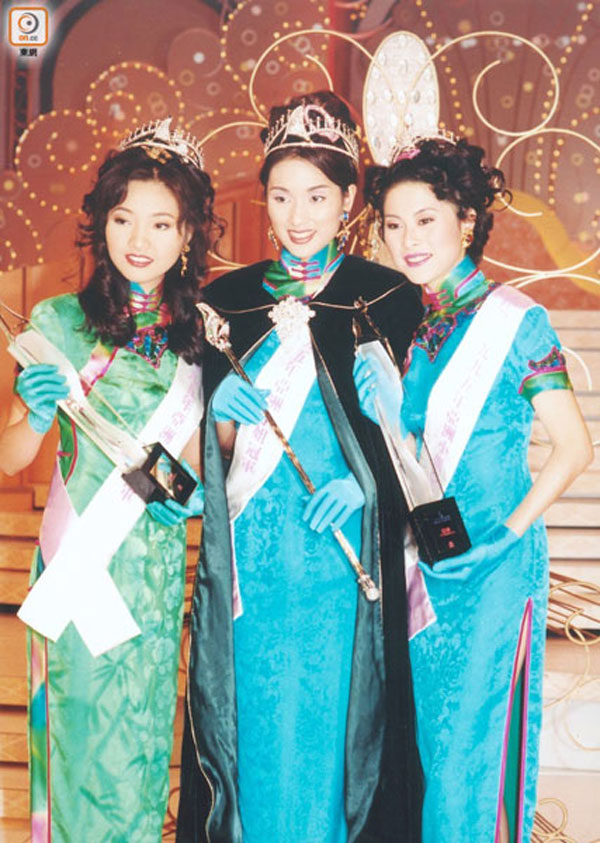 95年亚姐三甲，季军黎思嘉（左起）、冠军杨恭如、亚军黎淑贤。（图：互联网）