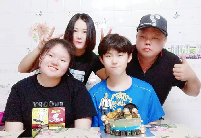 杨秀霞（后左）和刘国华（后右）仍为孩子庆祝生日。