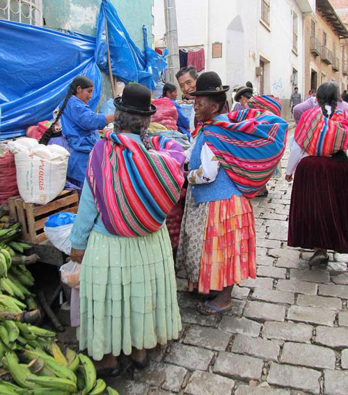 非后玻利维亚妇女穿着传统安第斯服装。