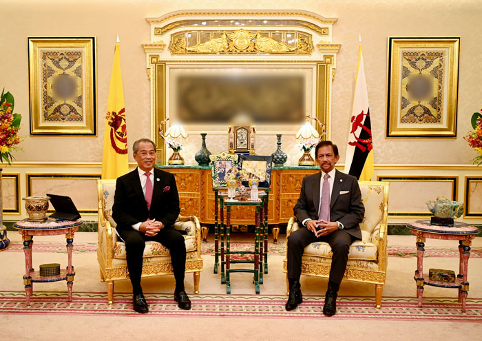 慕尤丁（左）周一在奴鲁依曼王宫和汶莱苏丹博尔基亚会面，展开四眼会谈。